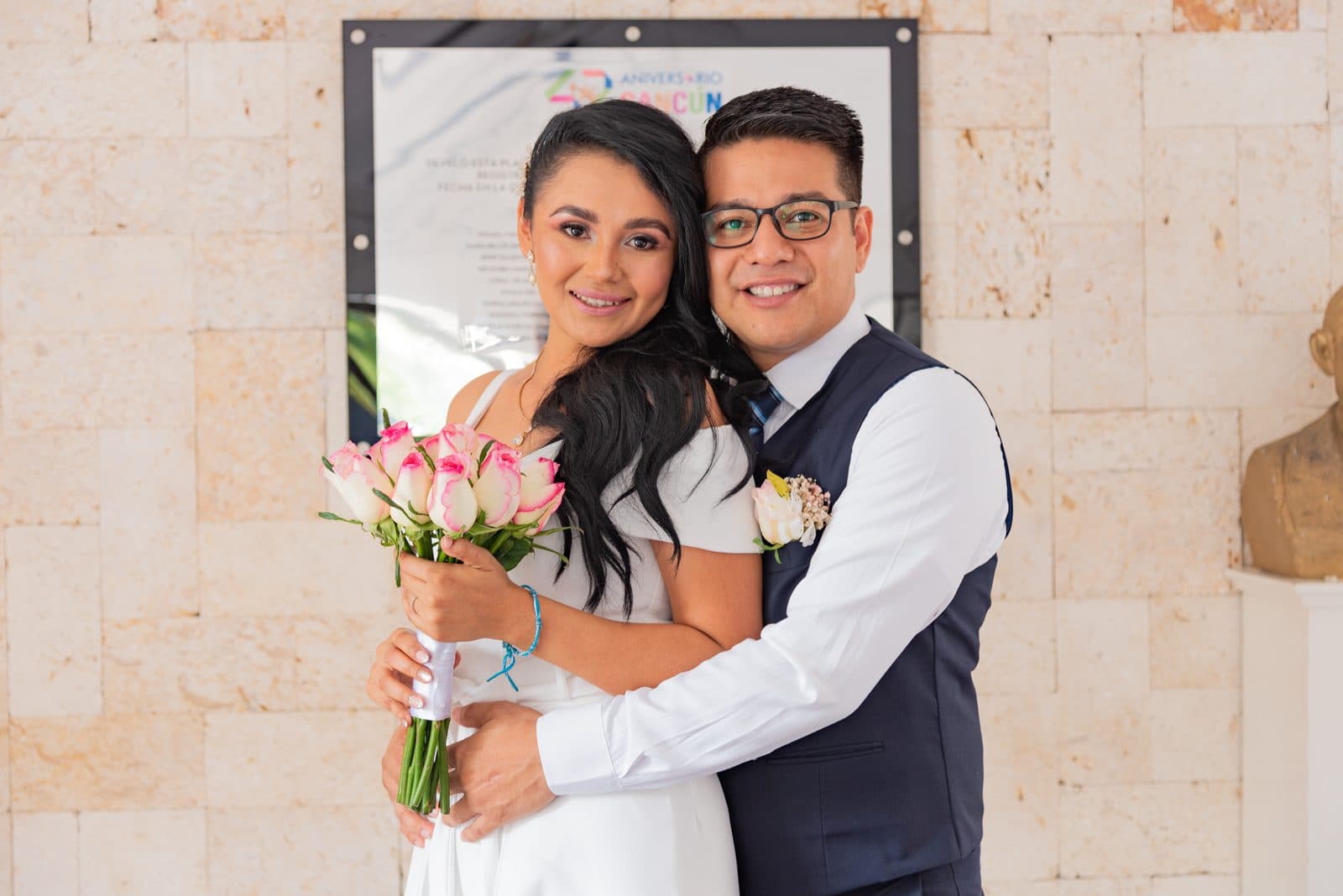 Novios celebrando su boda