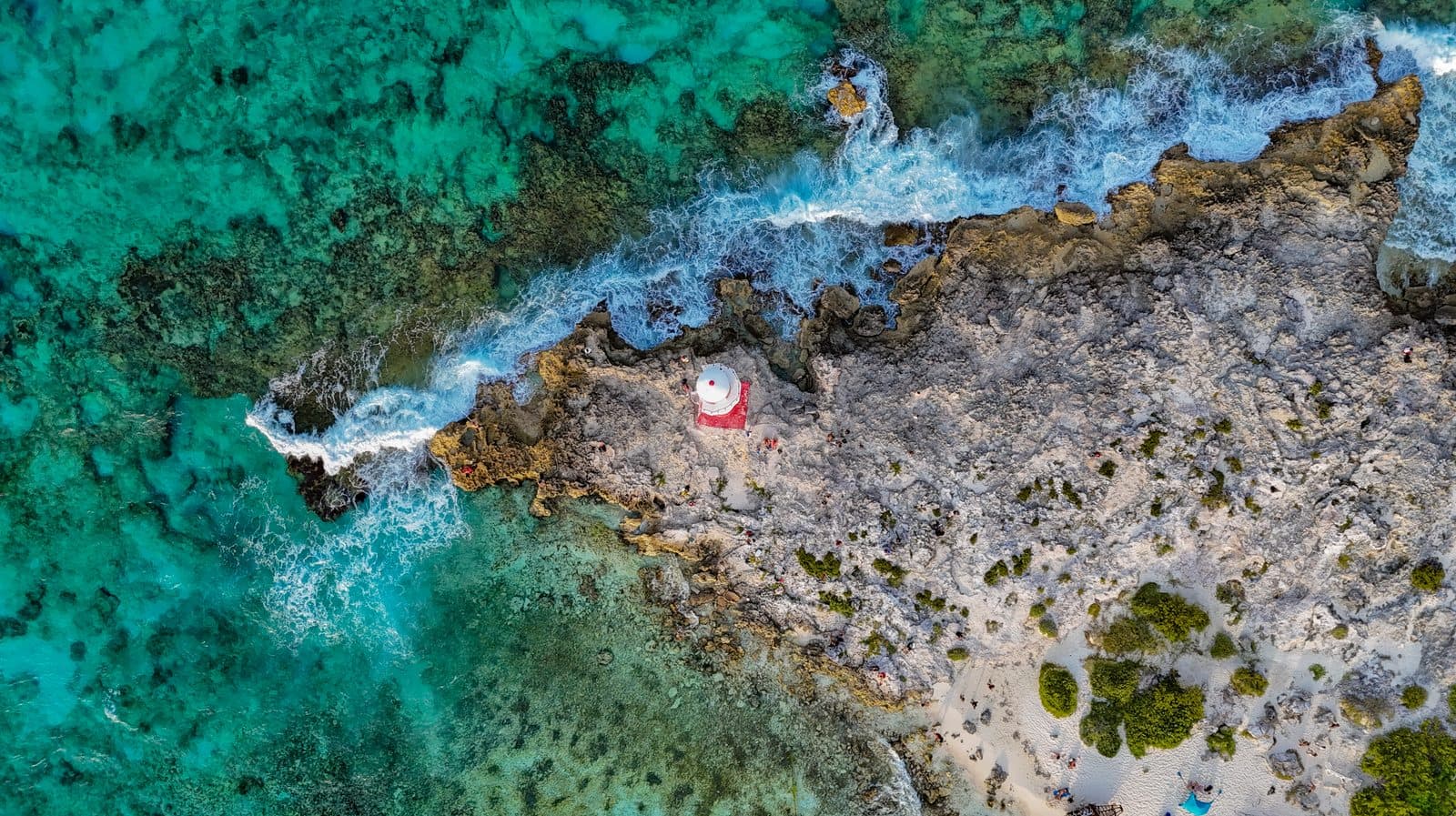 Paisaje de la playa con luz y agua como protagonistas con un dron a 100 metros de altura