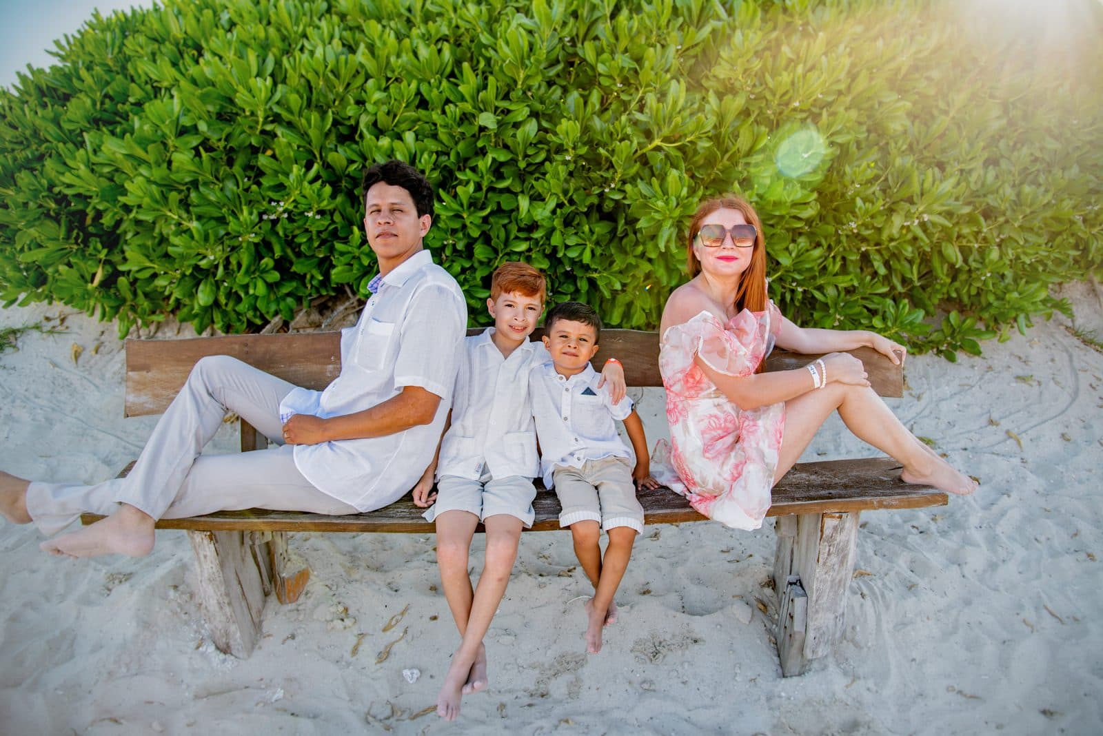 Familia disfrutando un día en la orilla del mar